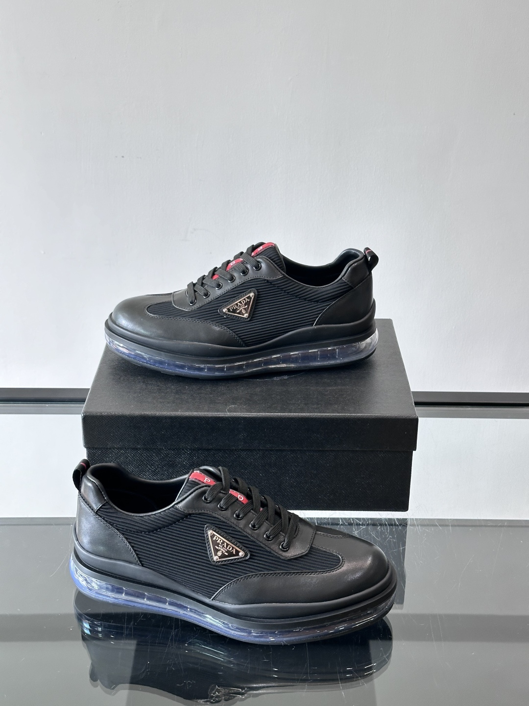 PRAD*新款气垫底皮革拼接透气科技布运动休闲鞋，经典系列重释，打造现代简约设计，诸如此款运动鞋，藉由混