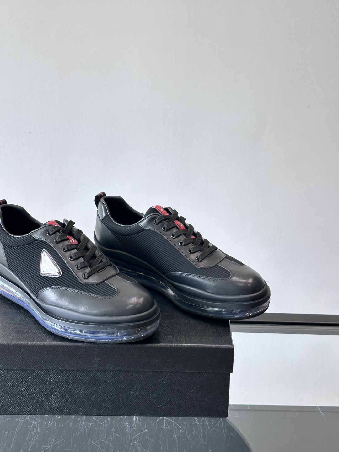 PRAD*新款气垫底皮革拼接透气科技布运动休闲鞋，经典系列重释，打造现代简约设计，诸如此款运动鞋，藉由混