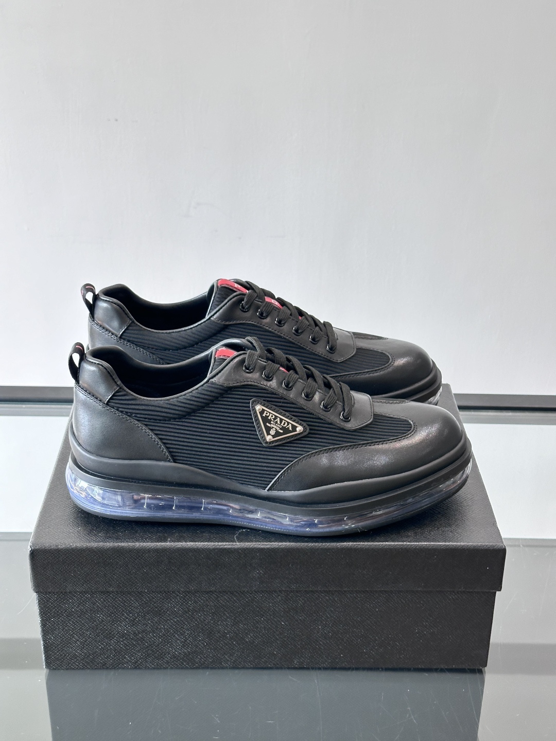 NO:552782,PRAD*'s new air-cushion sole leather spliced ​​breathable technical cloth sports and casual shoes, a classic series reinterpretation, create a modern and simple design, such as this sports shoe, through the mix and match style to reflect the dual characteristics of the brand. It uses calfskin upper, with a super flexible air-cushion rubber combination outsole, the air-cushion heel is decorated with an exclusive logo, interpreting the Prad* letter brand logo from multiple angles, cotton-lined cowhide foot pads, the upper foot is light, comfortable and durable!  Size 38-44 (45 customized), Prada leather shoes, prada, prada, sneakers, cowhide19860909PRAD*新款气垫底皮革拼接透气科技布运动休闲鞋,经典系列重释,打造现代简约设计,诸如此款运动鞋,藉由混搭风格映现品牌的二元特性.采用小牛皮鞋面,搭配超柔韧性气垫橡胶组合大底,气垫后跟饰有专属logo,多角度诠释Prad*字母品牌徽标,棉内里牛皮垫脚,上脚轻便舒适耐看！ Size 38-44（45定制）,普拉达 皮鞋,prada,prada,sneakers,cowhide,Men's shoes