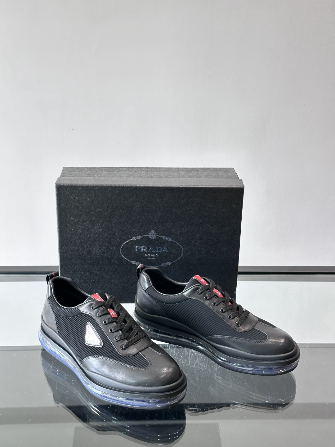 PRAD*新款气垫底皮革拼接透气科技布运动休闲鞋，经典系列重释，打造现代简约设计，诸如此款运动鞋，藉由混