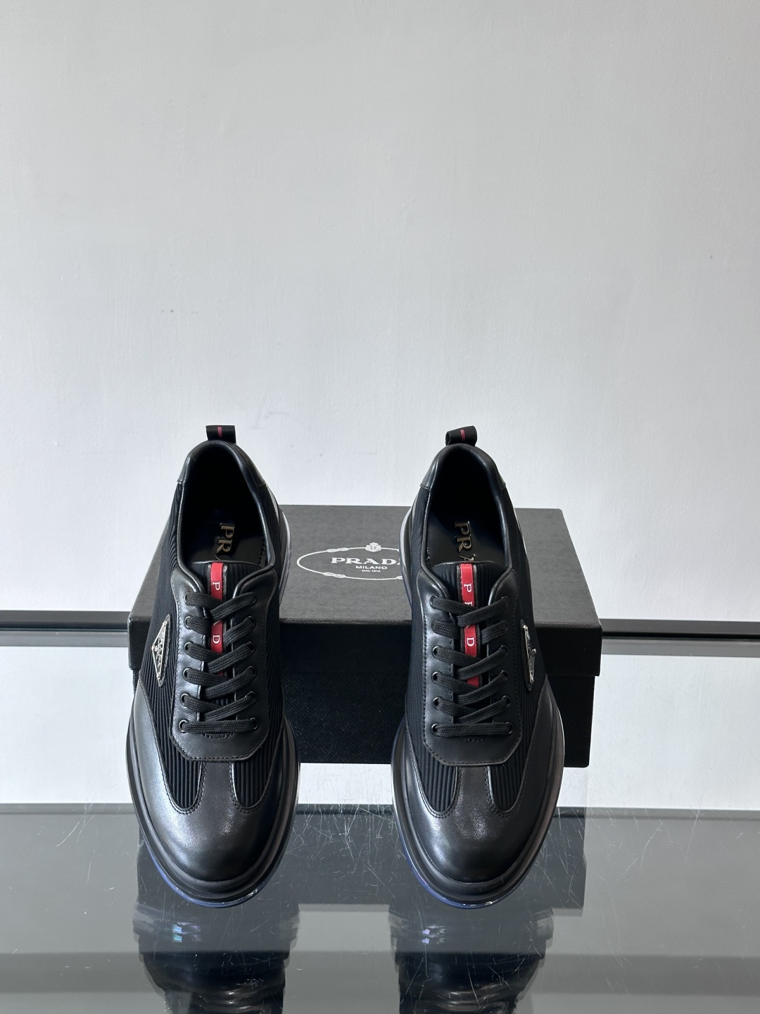 PRAD*新款气垫底皮革拼接透气科技布运动休闲鞋，经典系列重释，打造现代简约设计，诸如此款运动鞋，藉由混