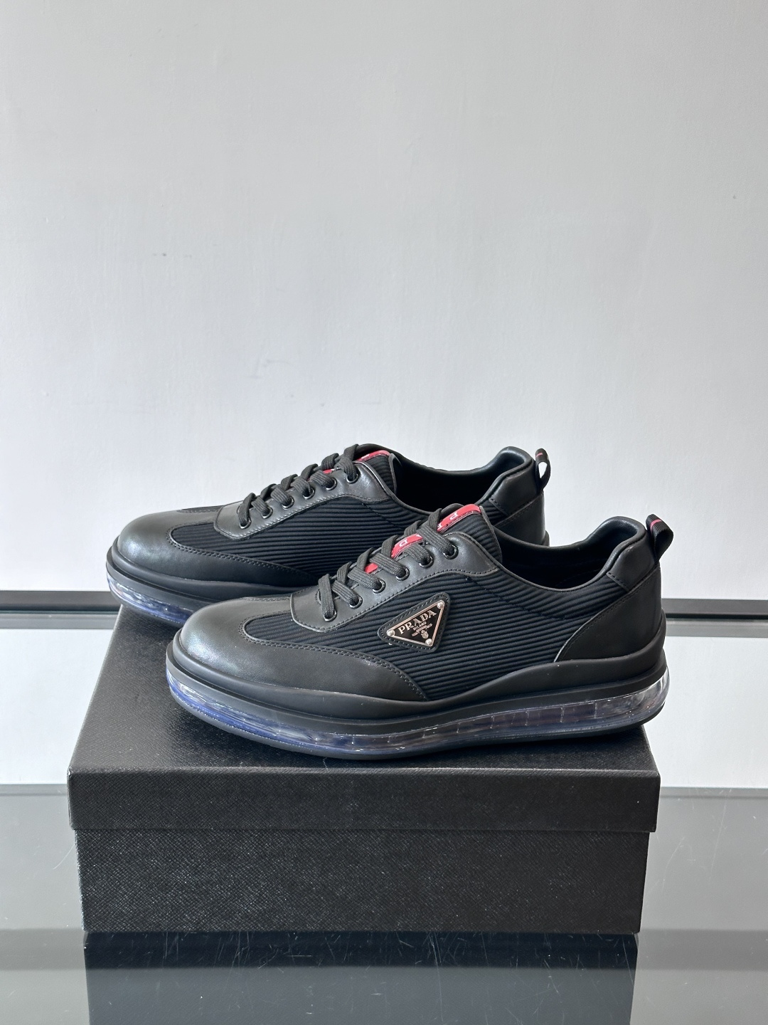 PRAD*新款气垫底皮革拼接透气科技布运动休闲鞋，经典系列重释，打造现代简约设计，诸如此款运动鞋，藉由混