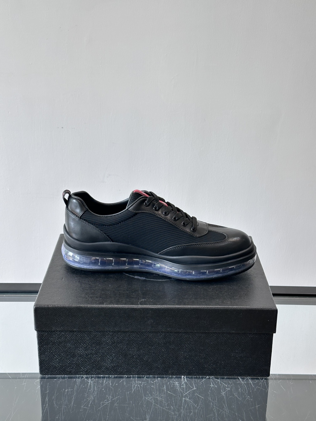 PRAD*新款气垫底皮革拼接透气科技布运动休闲鞋，经典系列重释，打造现代简约设计，诸如此款运动鞋，藉由混