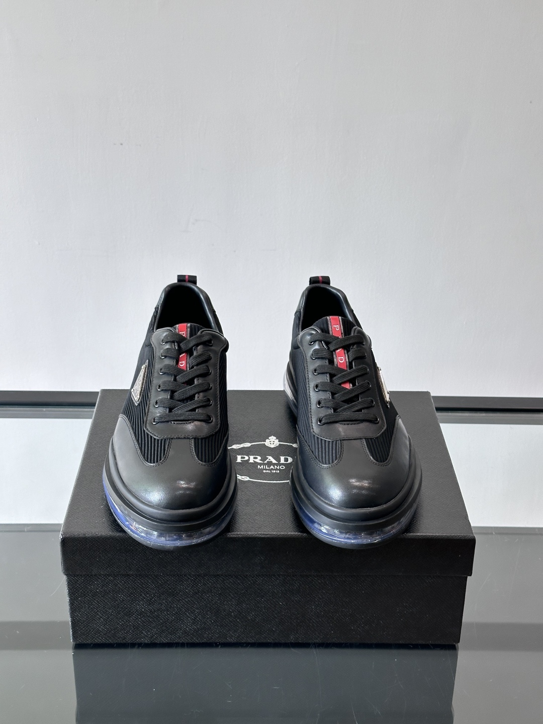 PRAD*新款气垫底皮革拼接透气科技布运动休闲鞋，经典系列重释，打造现代简约设计，诸如此款运动鞋，藉由混