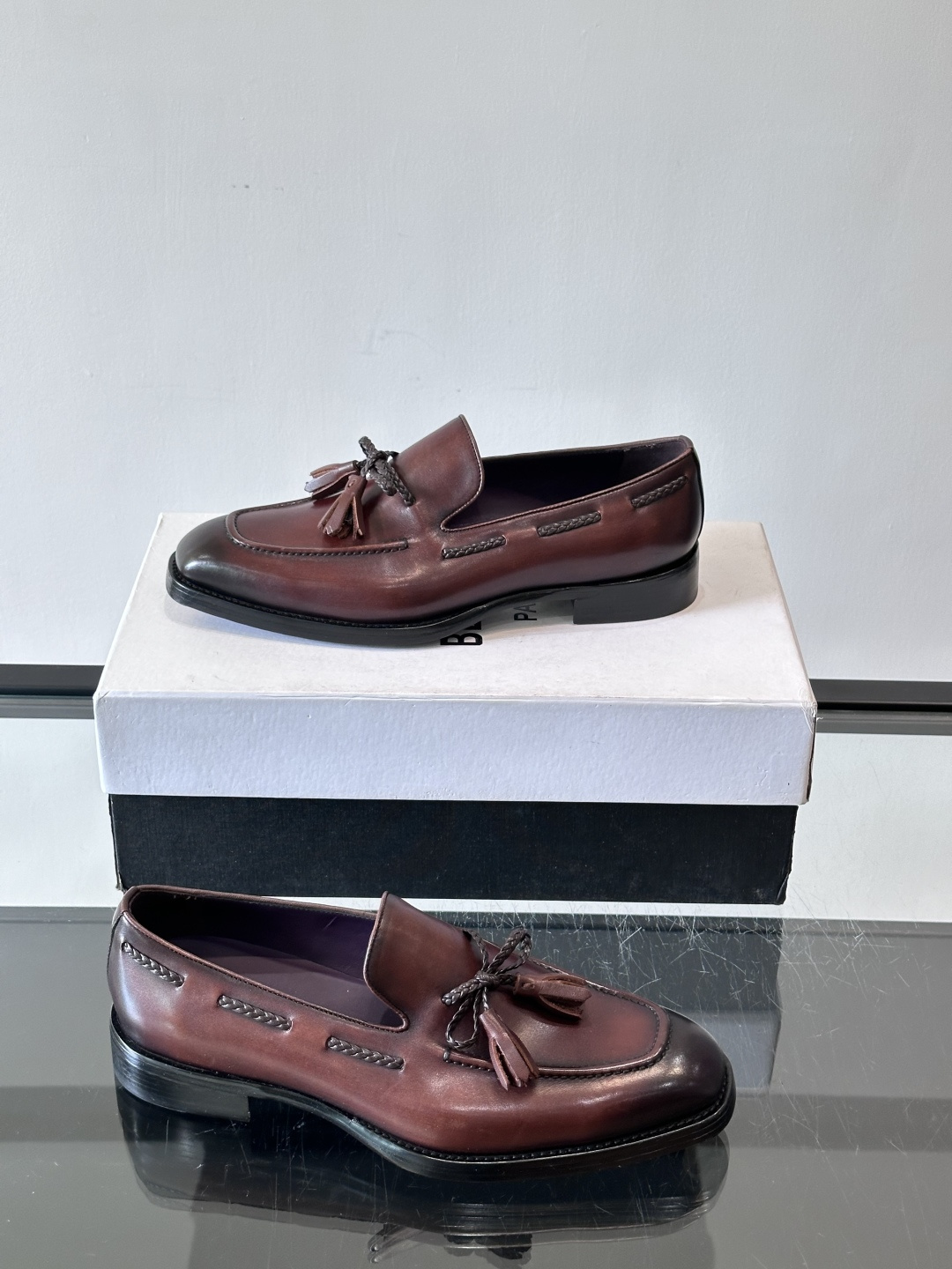 Berluti 2025这款皮鞋采用意大利传统制鞋工艺，棕色的皮面透露出一种沉稳而不失活力的气息。流苏的