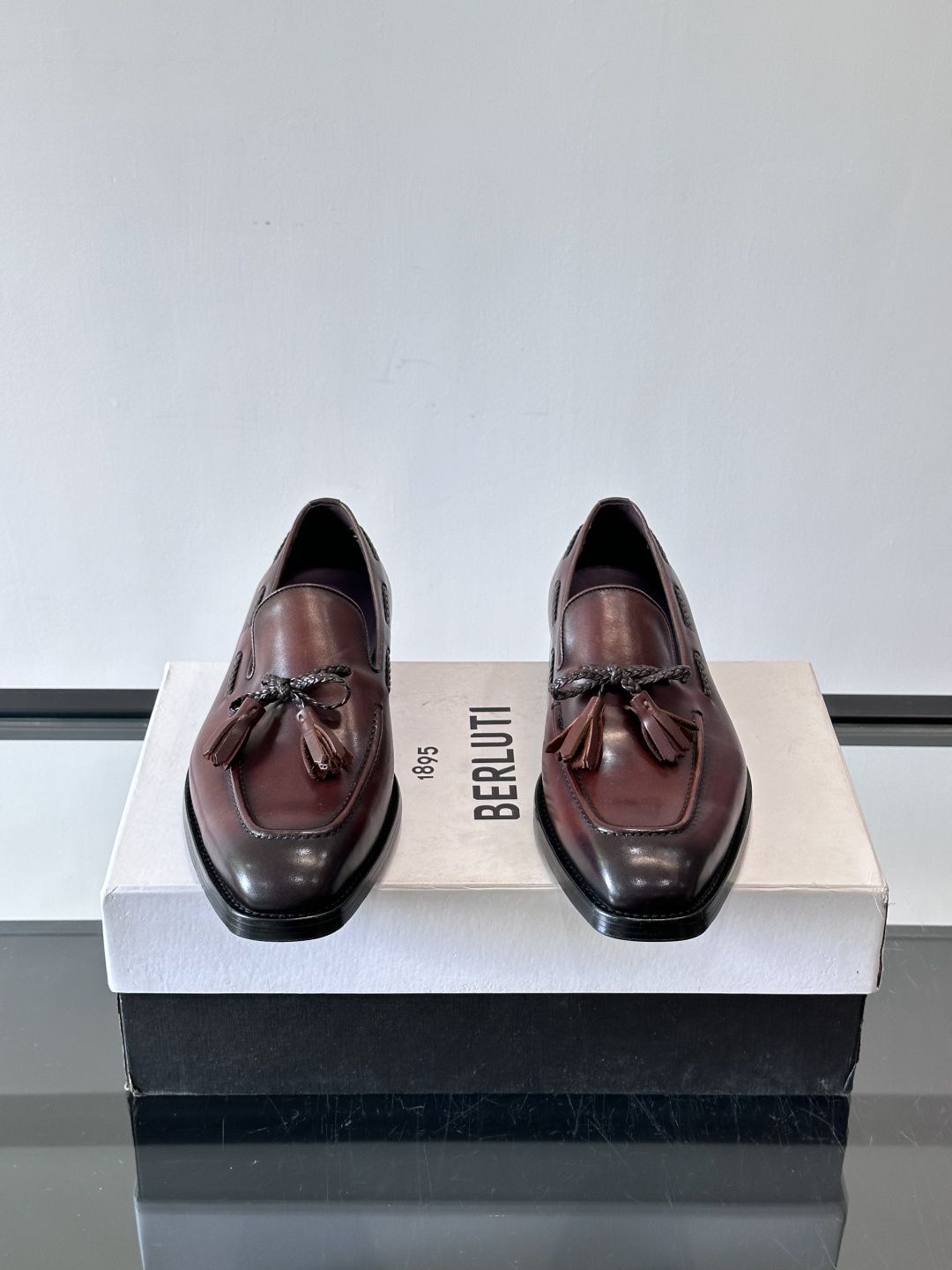 Berluti 2025这款皮鞋采用意大利传统制鞋工艺，棕色的皮面透露出一种沉稳而不失活力的气息。流苏的