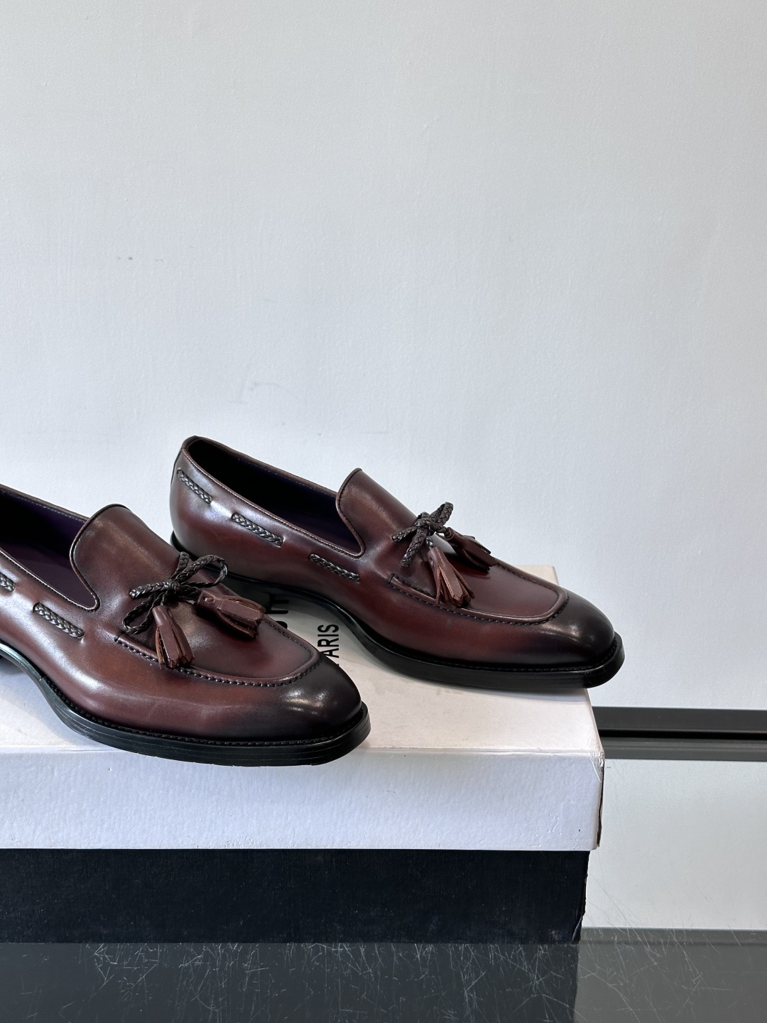 Berluti 2025这款皮鞋采用意大利传统制鞋工艺，棕色的皮面透露出一种沉稳而不失活力的气息。流苏的