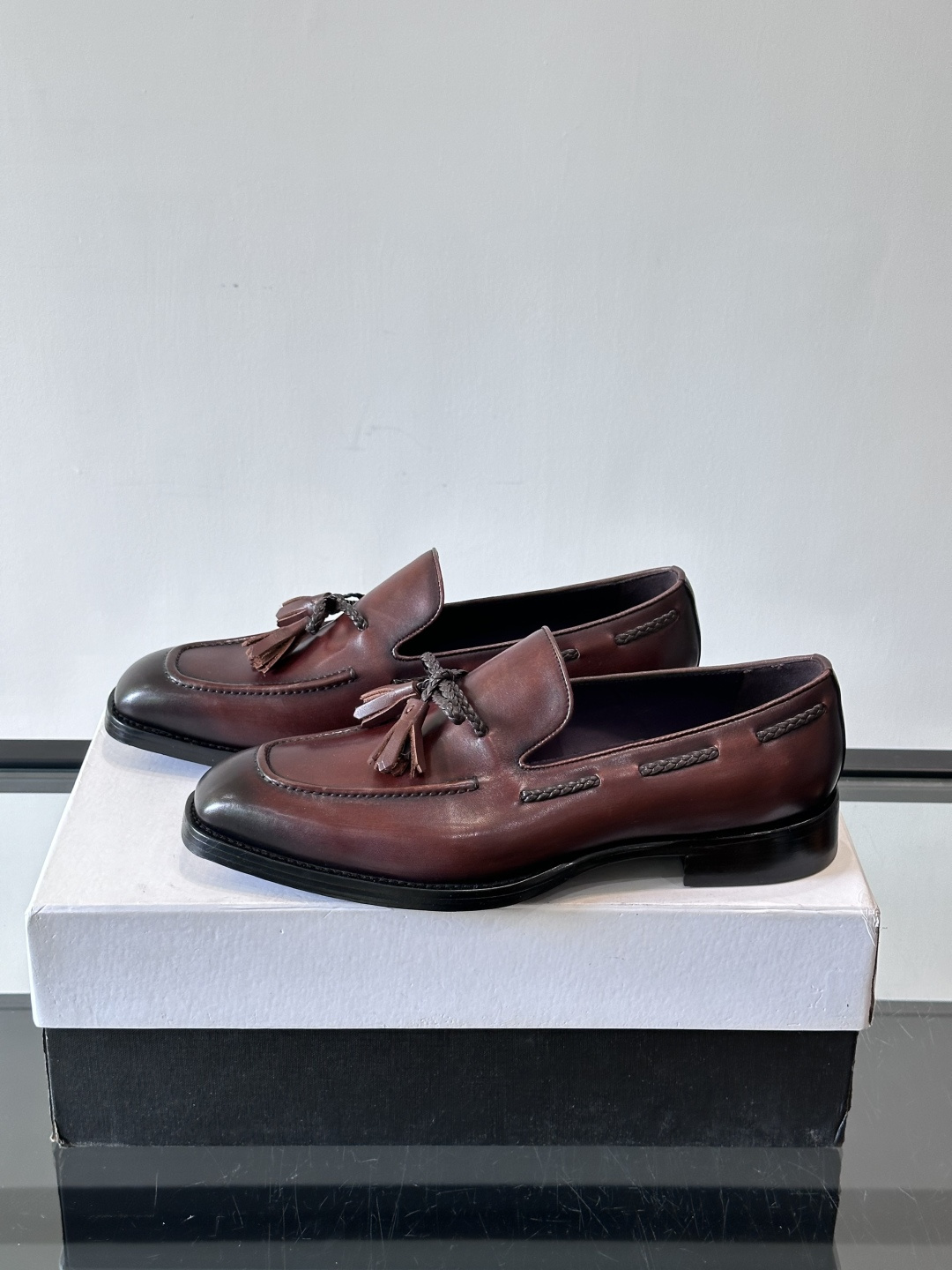 Berluti 2025这款皮鞋采用意大利传统制鞋工艺，棕色的皮面透露出一种沉稳而不失活力的气息。流苏的