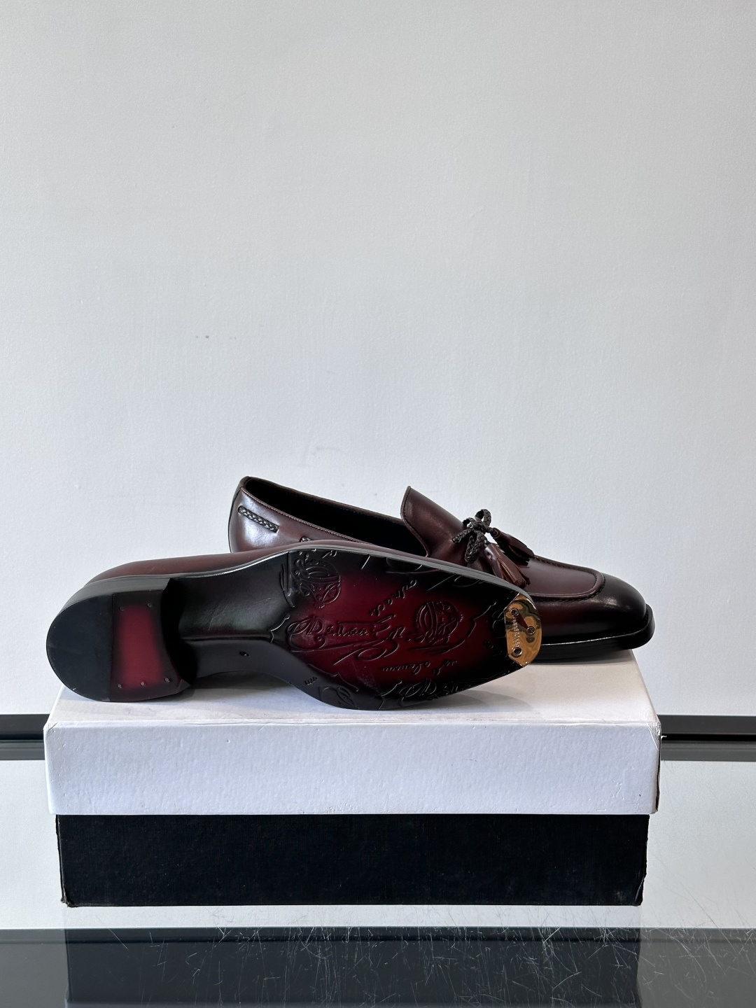 Berluti 2025这款皮鞋采用意大利传统制鞋工艺，棕色的皮面透露出一种沉稳而不失活力的气息。流苏的