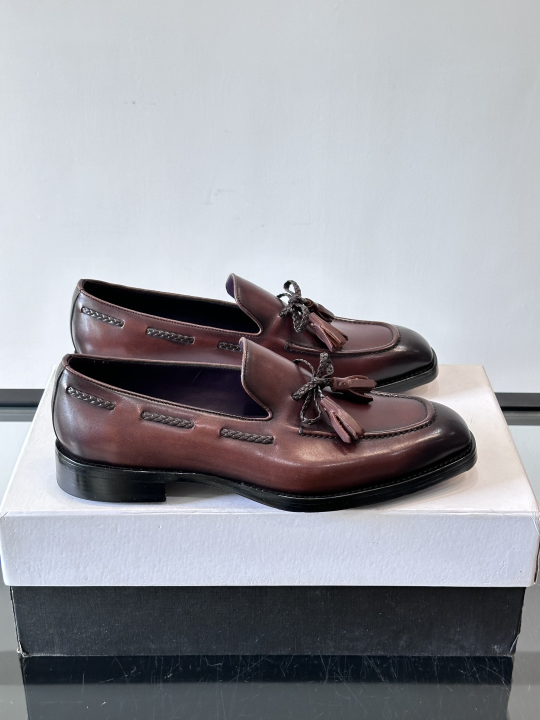 Berluti 2025这款皮鞋采用意大利传统制鞋工艺，棕色的皮面透露出一种沉稳而不失活力的气息。流苏的