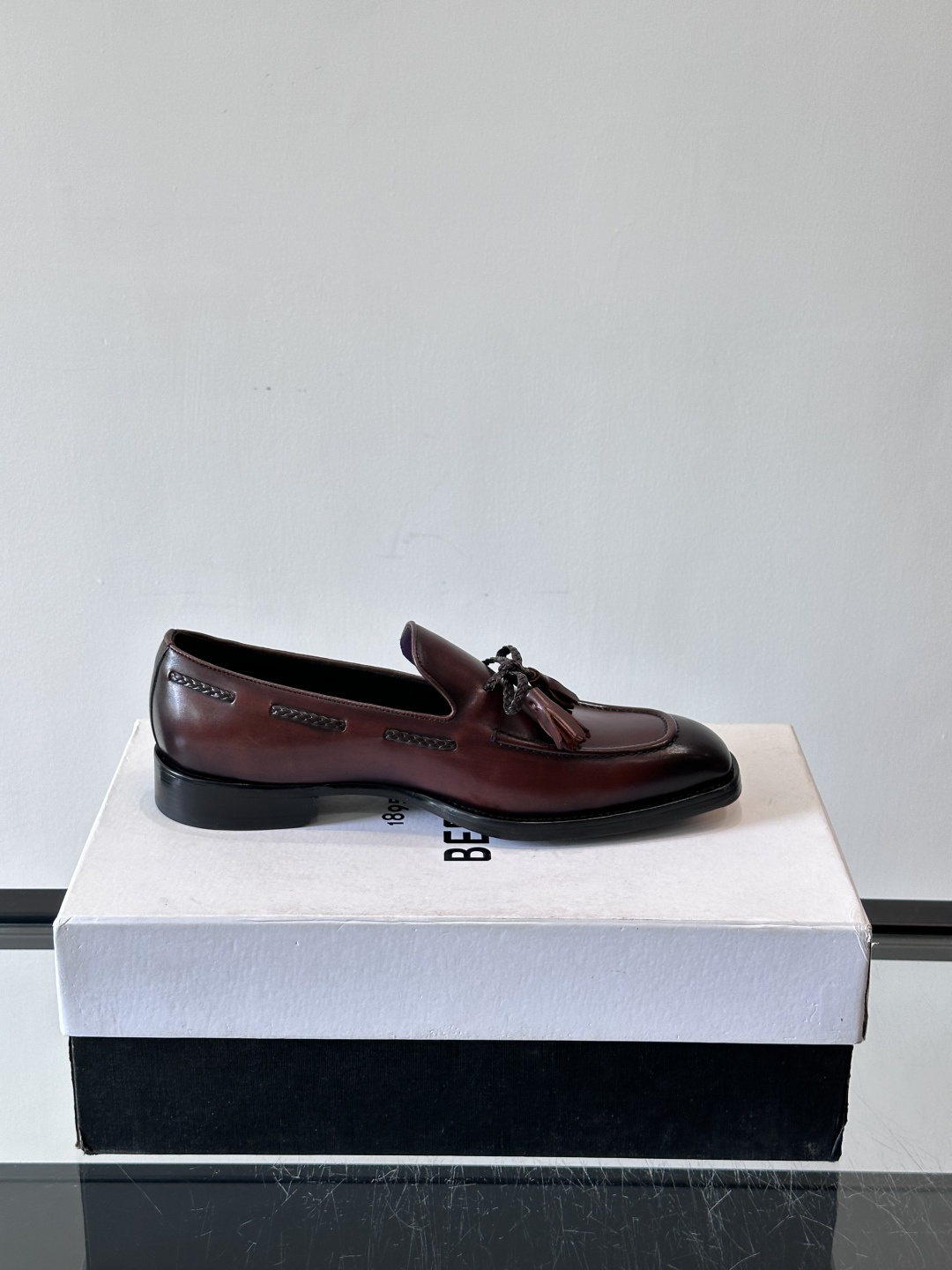 Berluti 2025这款皮鞋采用意大利传统制鞋工艺，棕色的皮面透露出一种沉稳而不失活力的气息。流苏的