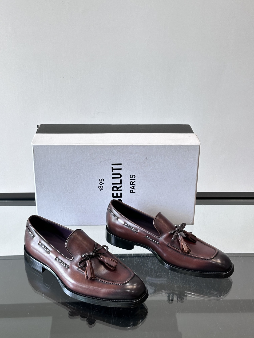 Berluti 2025这款皮鞋采用意大利传统制鞋工艺，棕色的皮面透露出一种沉稳而不失活力的气息。流苏的