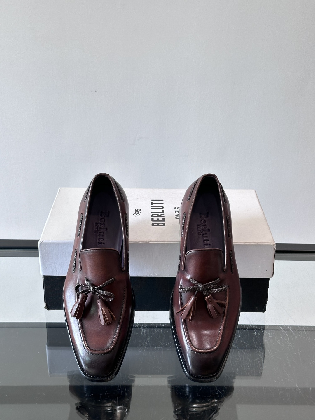Berluti 2025这款皮鞋采用意大利传统制鞋工艺，棕色的皮面透露出一种沉稳而不失活力的气息。流苏的