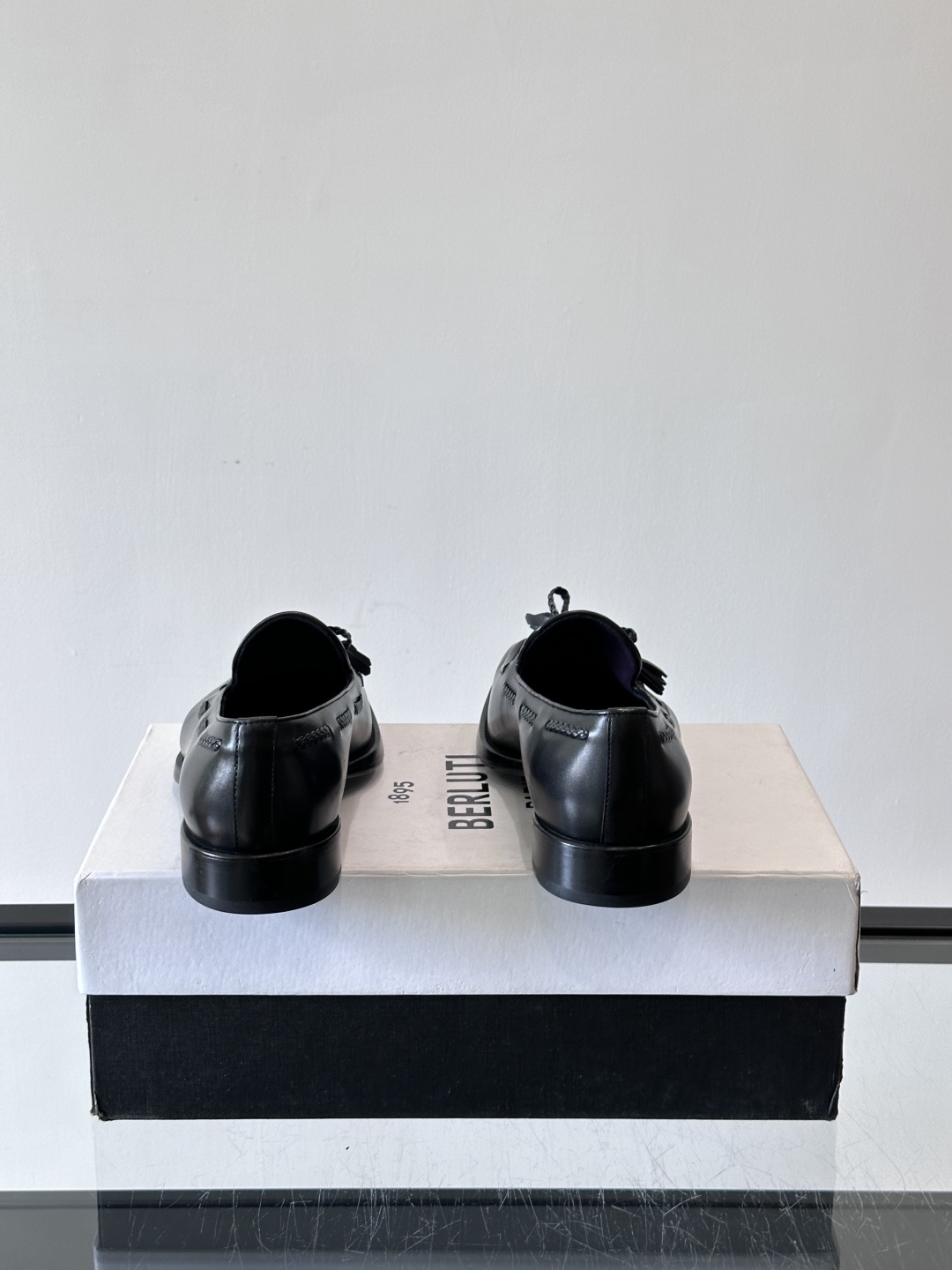 Berluti 2025这款皮鞋采用意大利传统制鞋工艺，棕色的皮面透露出一种沉稳而不失活力的气息。流苏的