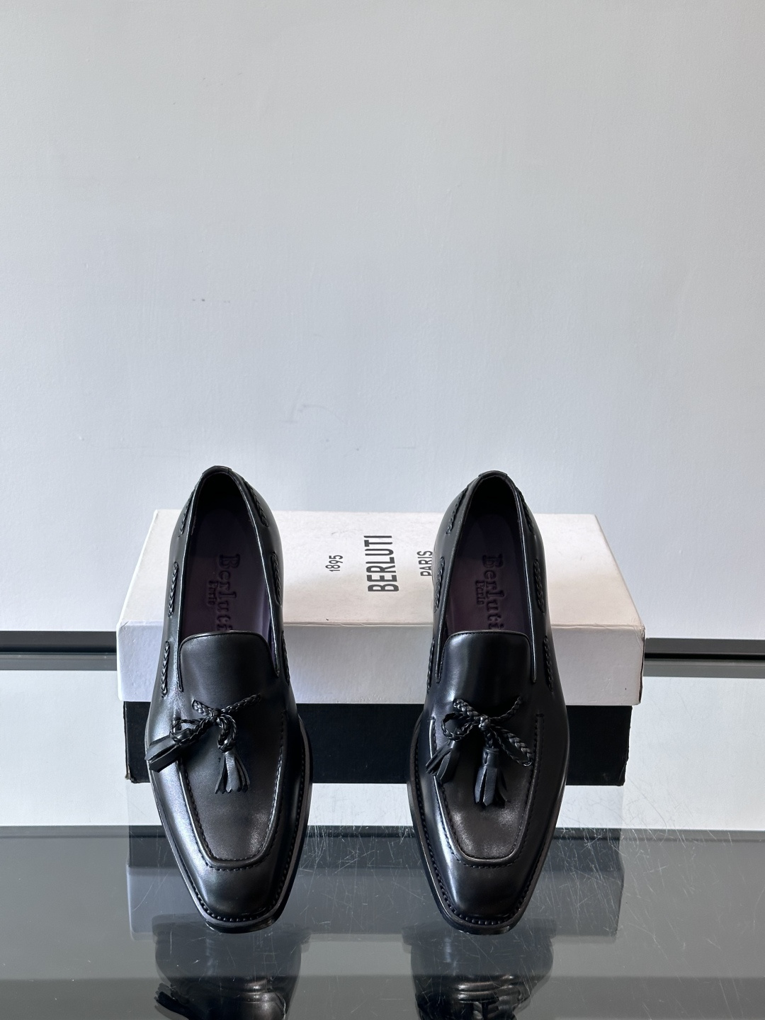 Berluti 2025这款皮鞋采用意大利传统制鞋工艺，棕色的皮面透露出一种沉稳而不失活力的气息。流苏的
