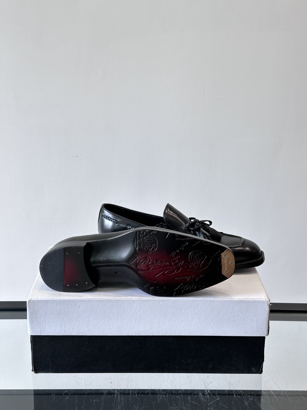 Berluti 2025这款皮鞋采用意大利传统制鞋工艺，棕色的皮面透露出一种沉稳而不失活力的气息。流苏的