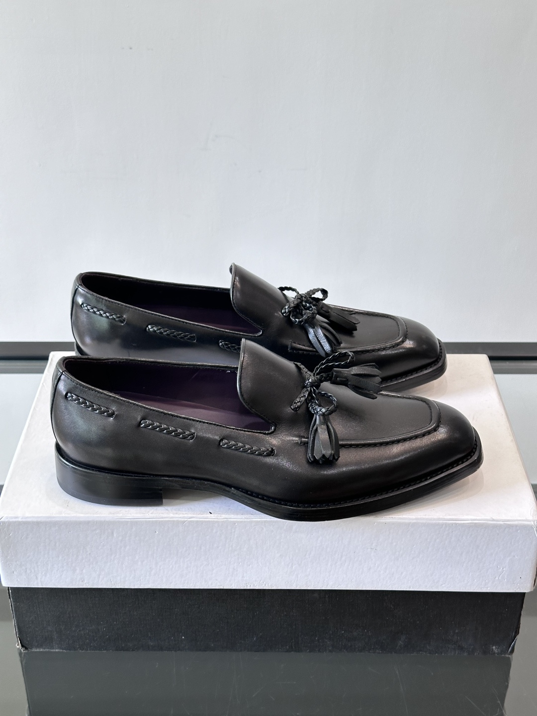 Berluti 2025这款皮鞋采用意大利传统制鞋工艺，棕色的皮面透露出一种沉稳而不失活力的气息。流苏的