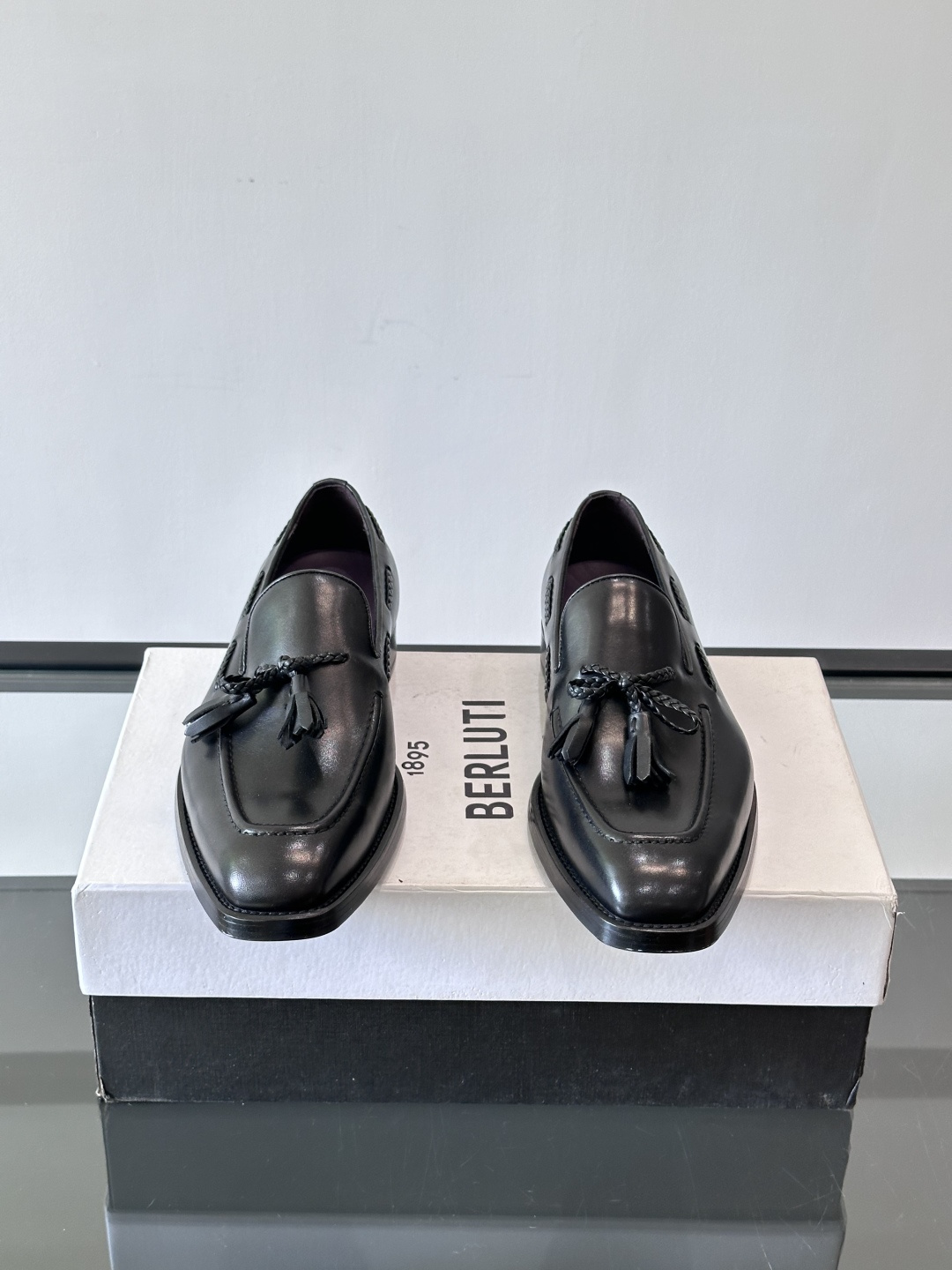 Berluti 2025这款皮鞋采用意大利传统制鞋工艺，棕色的皮面透露出一种沉稳而不失活力的气息。流苏的