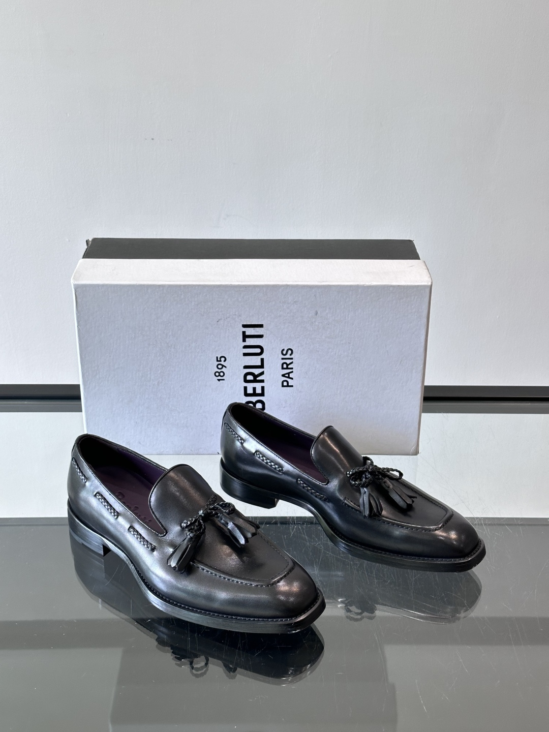 Berluti 2025这款皮鞋采用意大利传统制鞋工艺，棕色的皮面透露出一种沉稳而不失活力的气息。流苏的