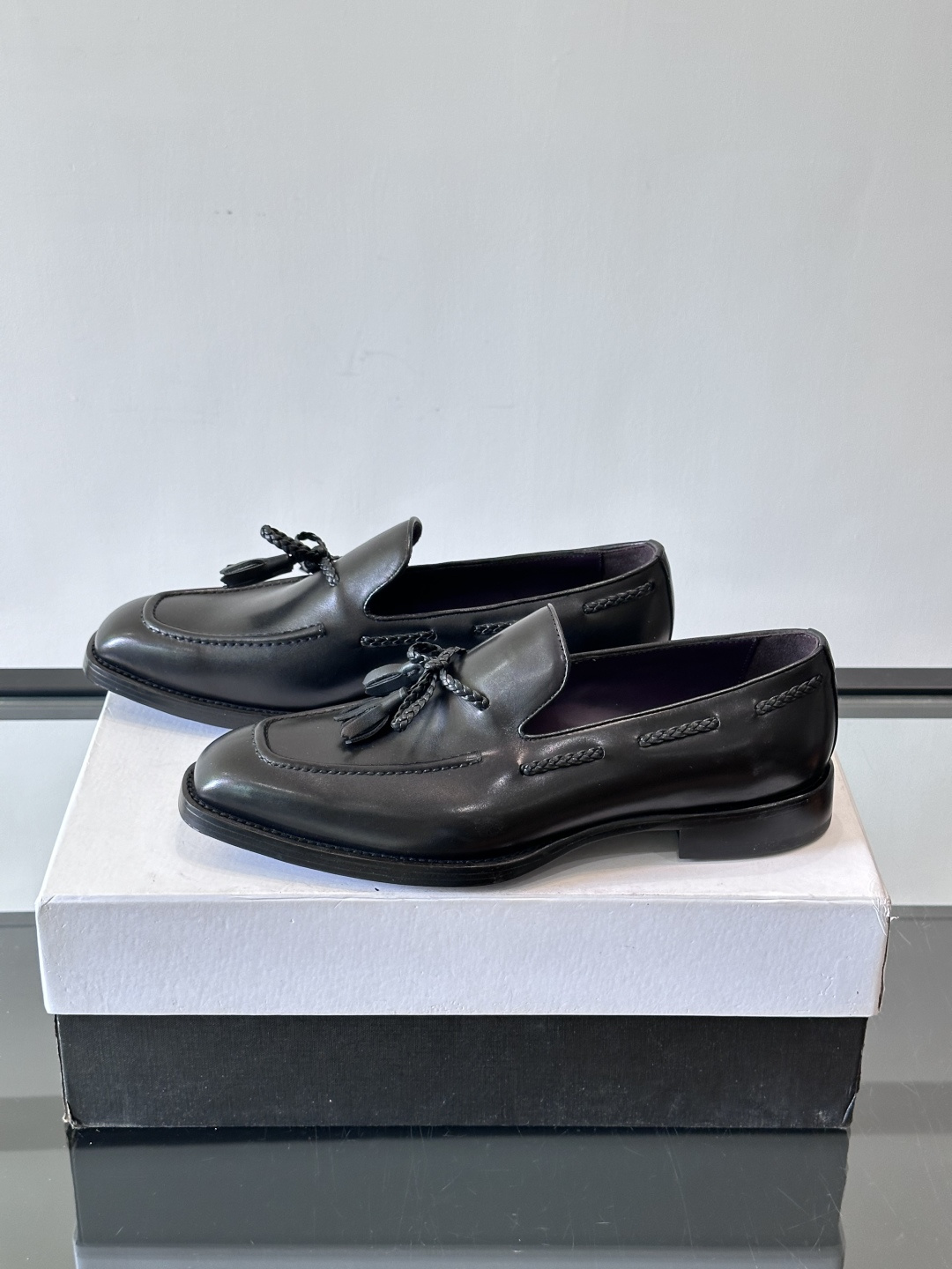 Berluti 2025这款皮鞋采用意大利传统制鞋工艺，棕色的皮面透露出一种沉稳而不失活力的气息。流苏的