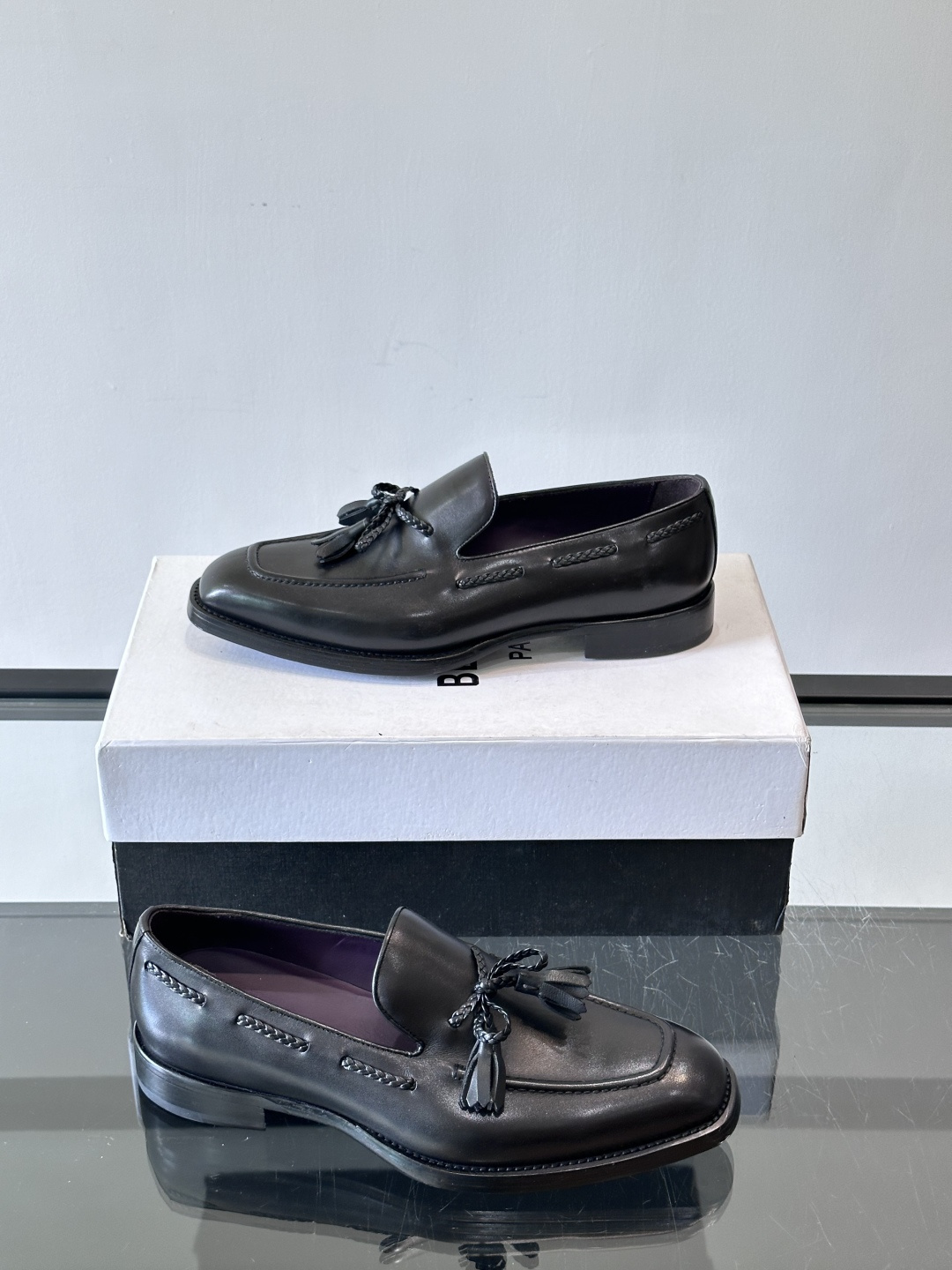 Berluti 2025这款皮鞋采用意大利传统制鞋工艺，棕色的皮面透露出一种沉稳而不失活力的气息。流苏的