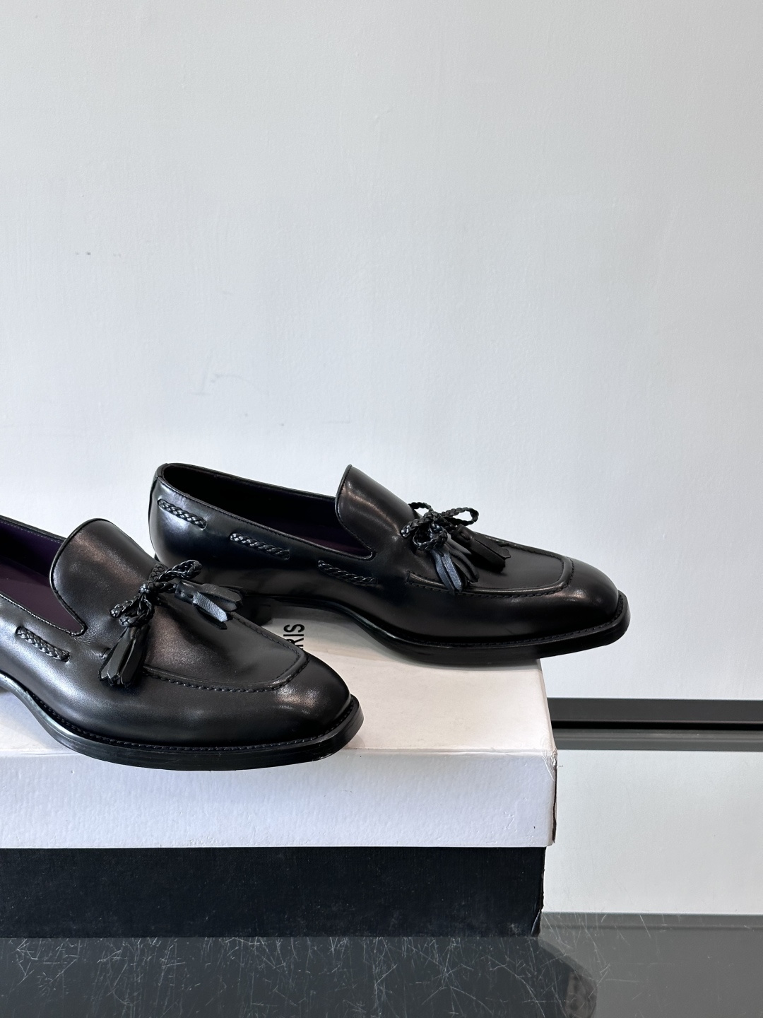 Berluti 2025这款皮鞋采用意大利传统制鞋工艺，棕色的皮面透露出一种沉稳而不失活力的气息。流苏的