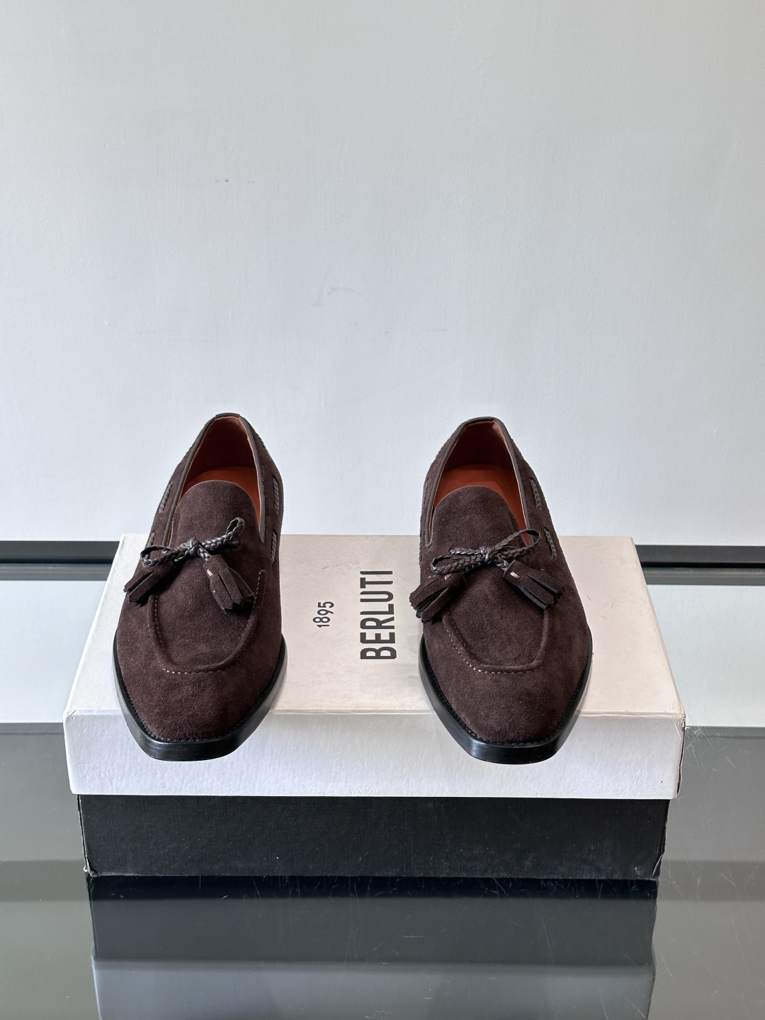Berluti 2025这款皮鞋采用意大利传统制鞋工艺，棕色的皮面透露出一种沉稳而不失活力的气息。流苏的