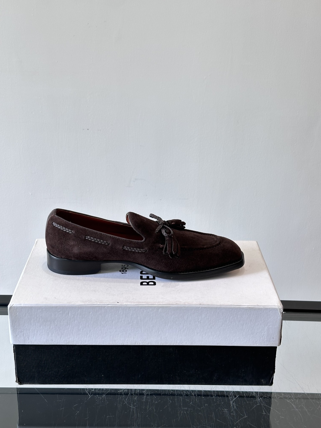 Berluti 2025这款皮鞋采用意大利传统制鞋工艺，棕色的皮面透露出一种沉稳而不失活力的气息。流苏的