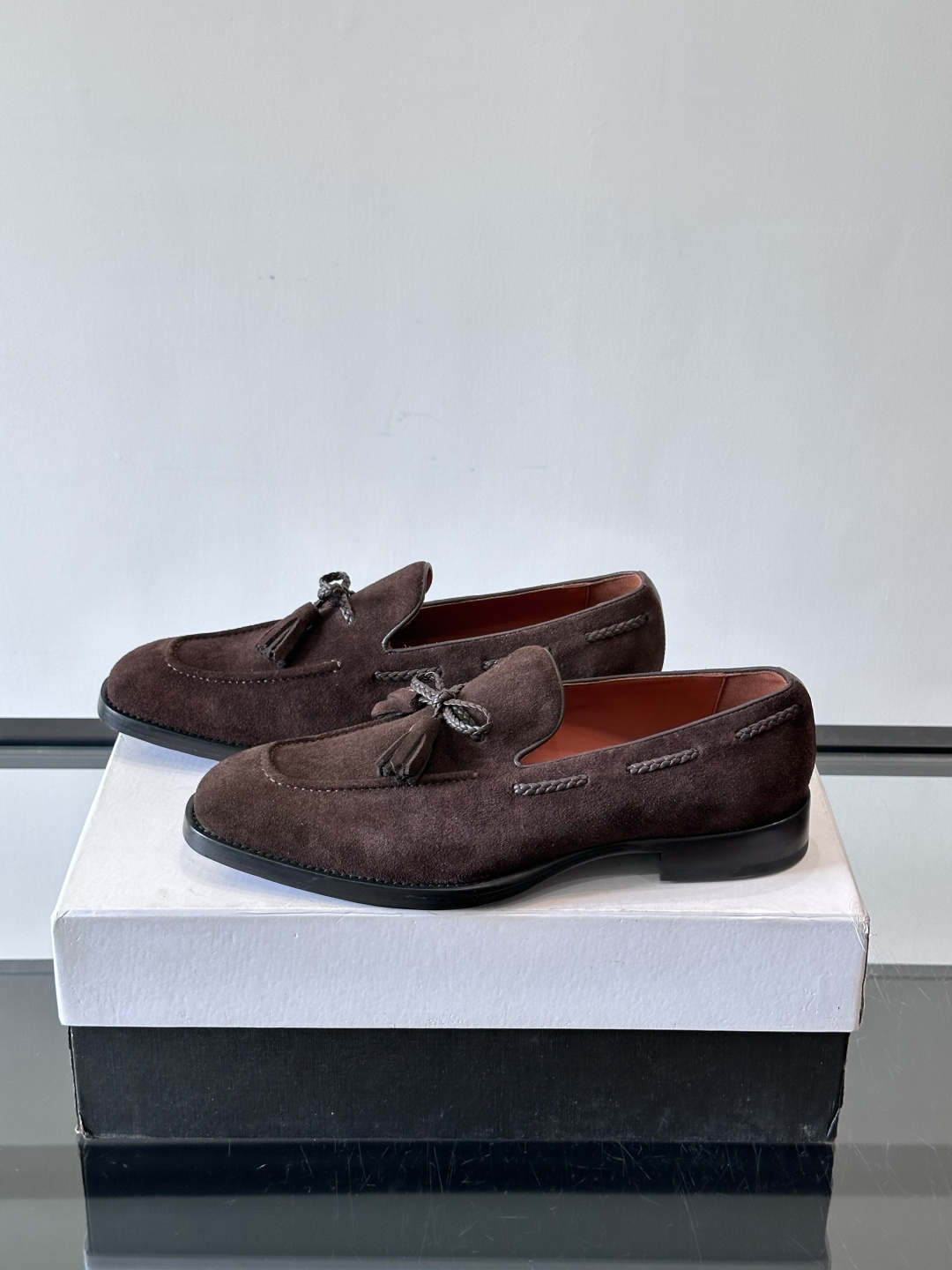 Berluti 2025这款皮鞋采用意大利传统制鞋工艺，棕色的皮面透露出一种沉稳而不失活力的气息。流苏的