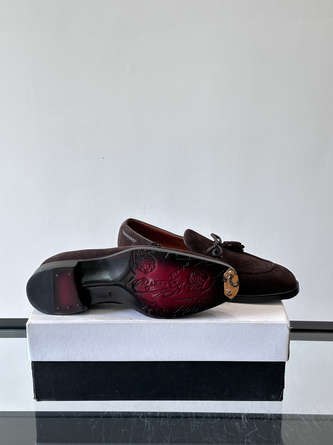 Berluti 2025这款皮鞋采用意大利传统制鞋工艺，棕色的皮面透露出一种沉稳而不失活力的气息。流苏的