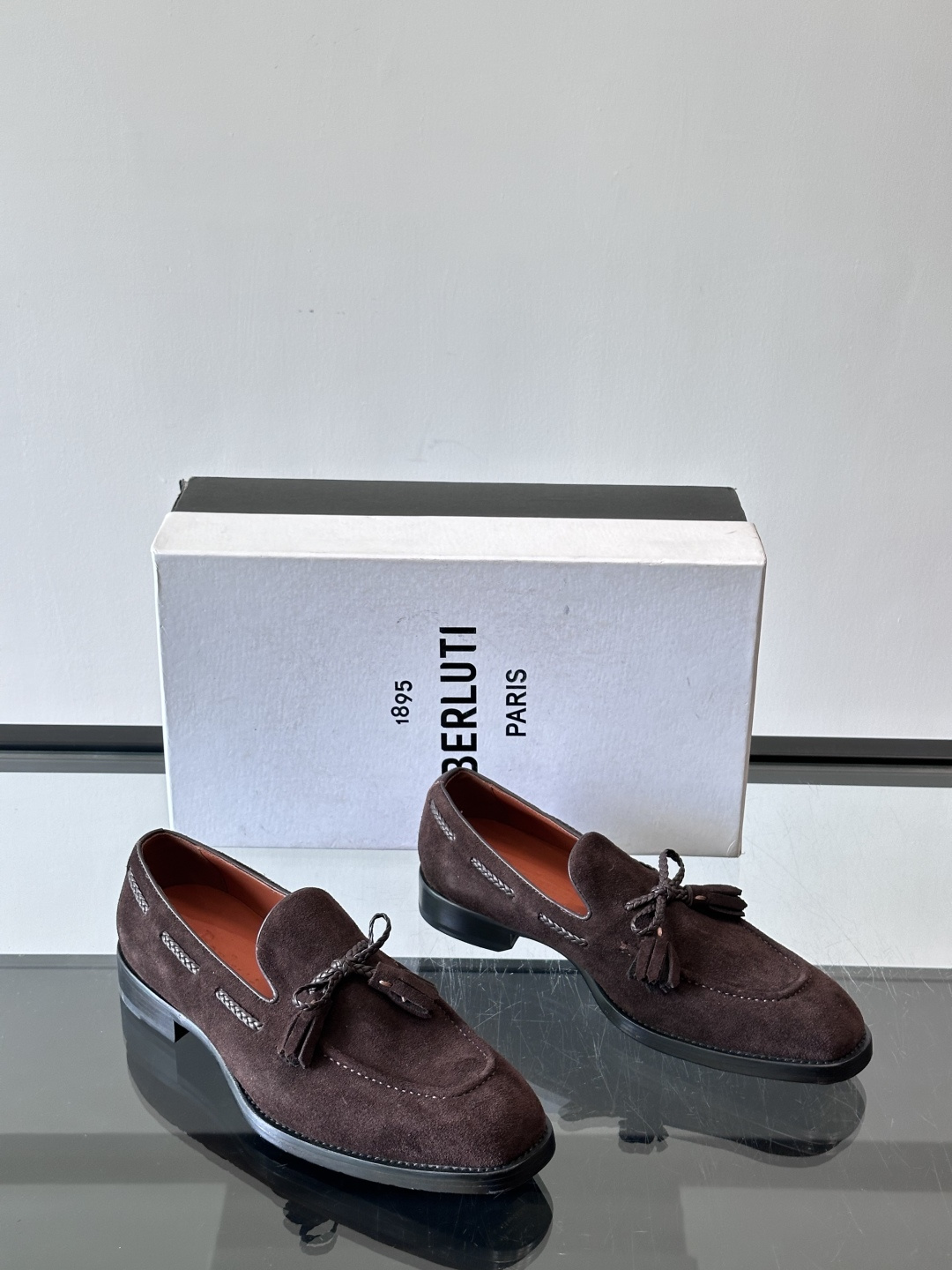Berluti 2025这款皮鞋采用意大利传统制鞋工艺，棕色的皮面透露出一种沉稳而不失活力的气息。流苏的