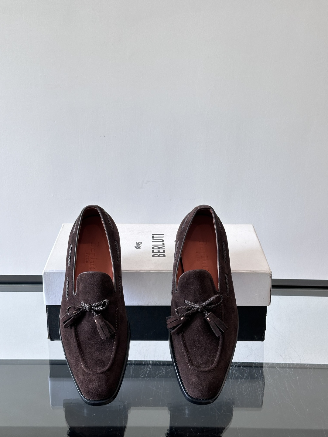 Berluti 2025这款皮鞋采用意大利传统制鞋工艺，棕色的皮面透露出一种沉稳而不失活力的气息。流苏的