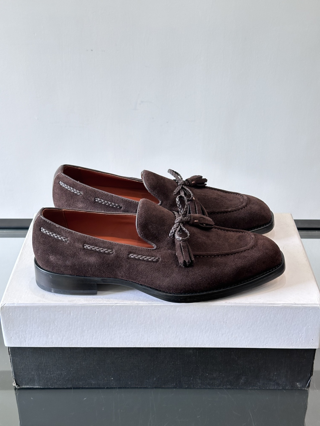 NO:552904,Berluti 2025 leather shoes adopt traditional Italian shoemaking technology. The brown leather surface reveals a calm yet energetic atmosphere. The tassel design not only adds a touch of retro charm, but also highlights the taste of a gentleman in the details. [One-slip design, convenient for travel]!  Whether paired with suit pants or casual pants, these leather shoes can be easily worn, allowing you to show your unique personal charm in different occasions. Whether it is a business meeting or daily travel, it is an indispensable fashion item for you., size39-44 (37.38.45.46 customization is not returnable), Berluti, business suit19860909Berluti 2025这款皮鞋采用意大利传统制鞋工艺,棕色的皮面透露出一种沉稳而不失活力的气息.流苏的设计,不仅增添了一丝复古的韵味,更在细节处彰显了绅士的品味.【一脚蹬设计,便捷出行】！无论是搭配西装裤还是休闲裤,这款皮鞋都能轻松驾驭,让你在不同场合都能展现出独特的个人魅力.无论是商务会议还是日常出行,它都是你不可或缺的时尚单品. ,size39-44（37.38.45.46定制不退换）,Berluti 布鲁提,business suit,Men's shoes