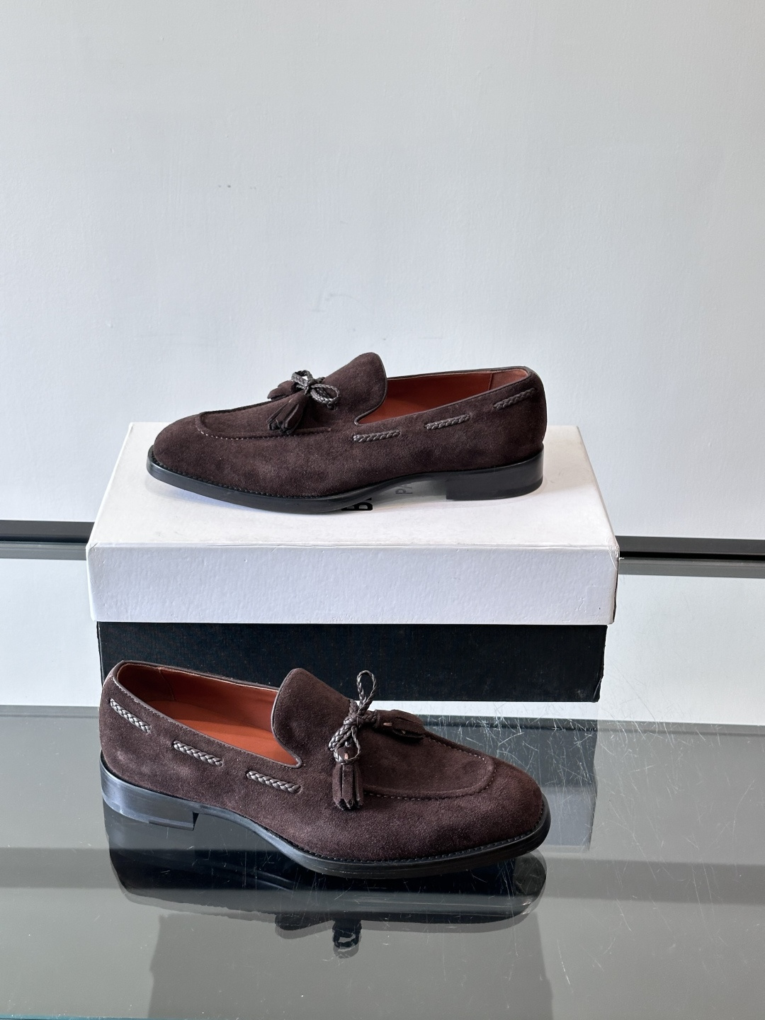 Berluti 2025这款皮鞋采用意大利传统制鞋工艺，棕色的皮面透露出一种沉稳而不失活力的气息。流苏的