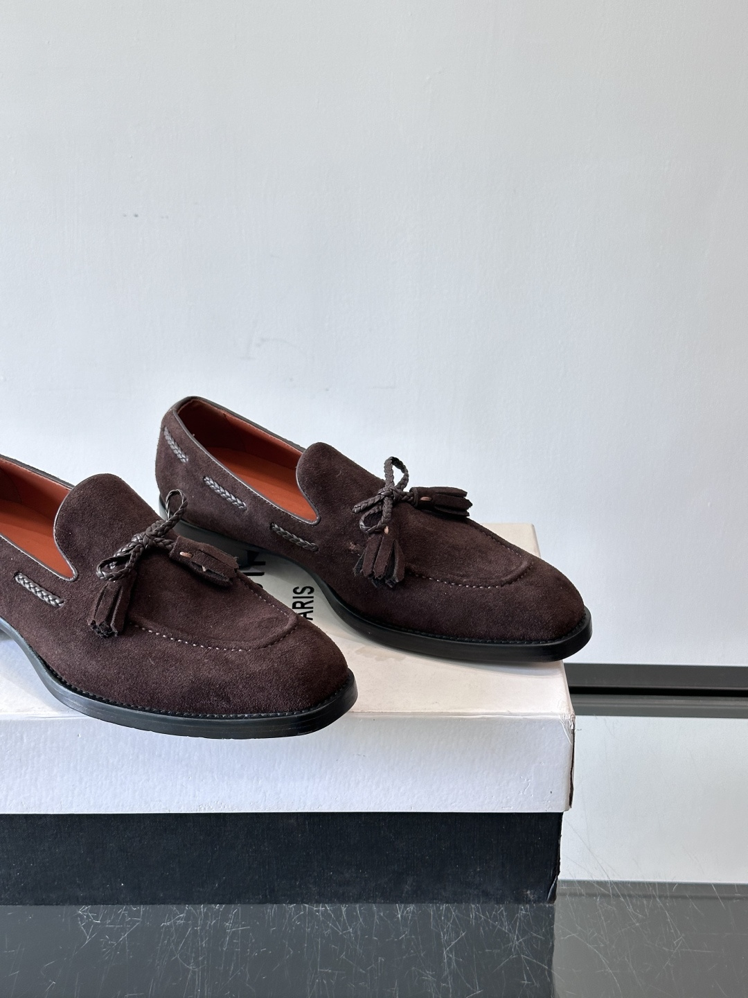 Berluti 2025这款皮鞋采用意大利传统制鞋工艺，棕色的皮面透露出一种沉稳而不失活力的气息。流苏的