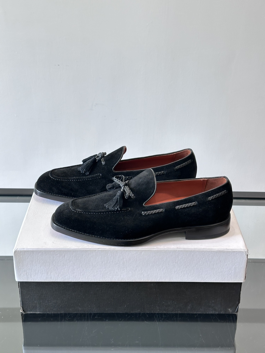 Berluti 2025这款皮鞋采用意大利传统制鞋工艺，棕色的皮面透露出一种沉稳而不失活力的气息。流苏的