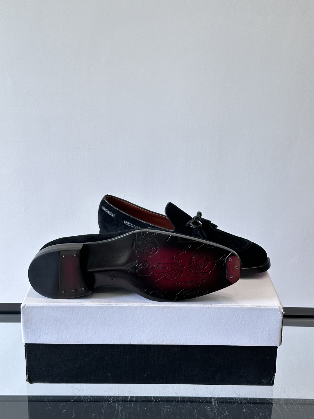 Berluti 2025这款皮鞋采用意大利传统制鞋工艺，棕色的皮面透露出一种沉稳而不失活力的气息。流苏的