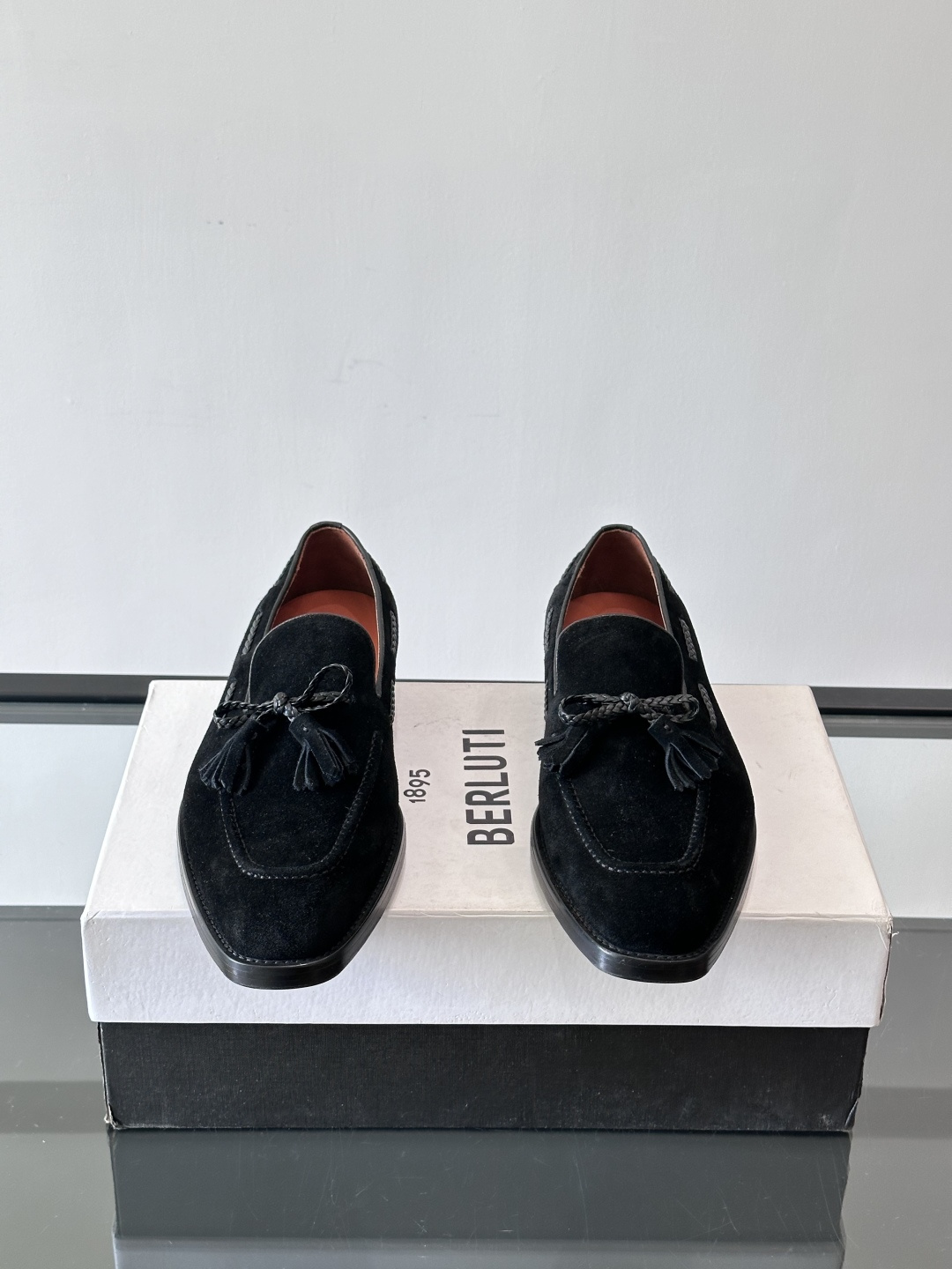 Berluti 2025这款皮鞋采用意大利传统制鞋工艺，棕色的皮面透露出一种沉稳而不失活力的气息。流苏的