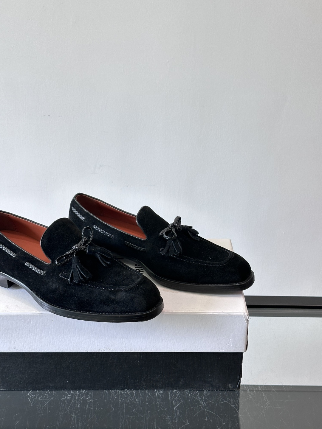 Berluti 2025这款皮鞋采用意大利传统制鞋工艺，棕色的皮面透露出一种沉稳而不失活力的气息。流苏的