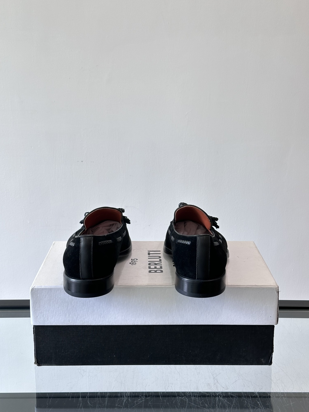 Berluti 2025这款皮鞋采用意大利传统制鞋工艺，棕色的皮面透露出一种沉稳而不失活力的气息。流苏的