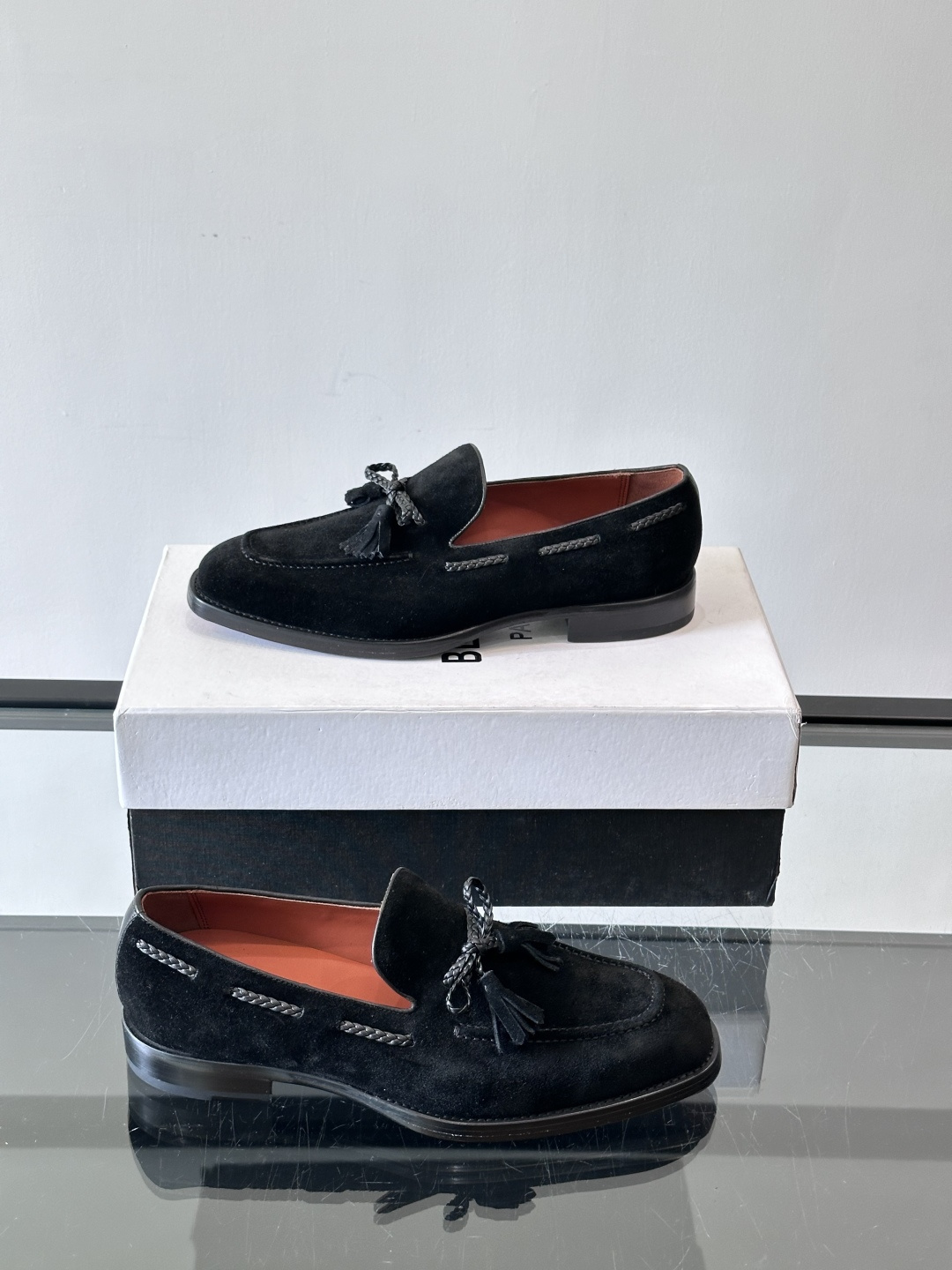 Berluti 2025这款皮鞋采用意大利传统制鞋工艺，棕色的皮面透露出一种沉稳而不失活力的气息。流苏的