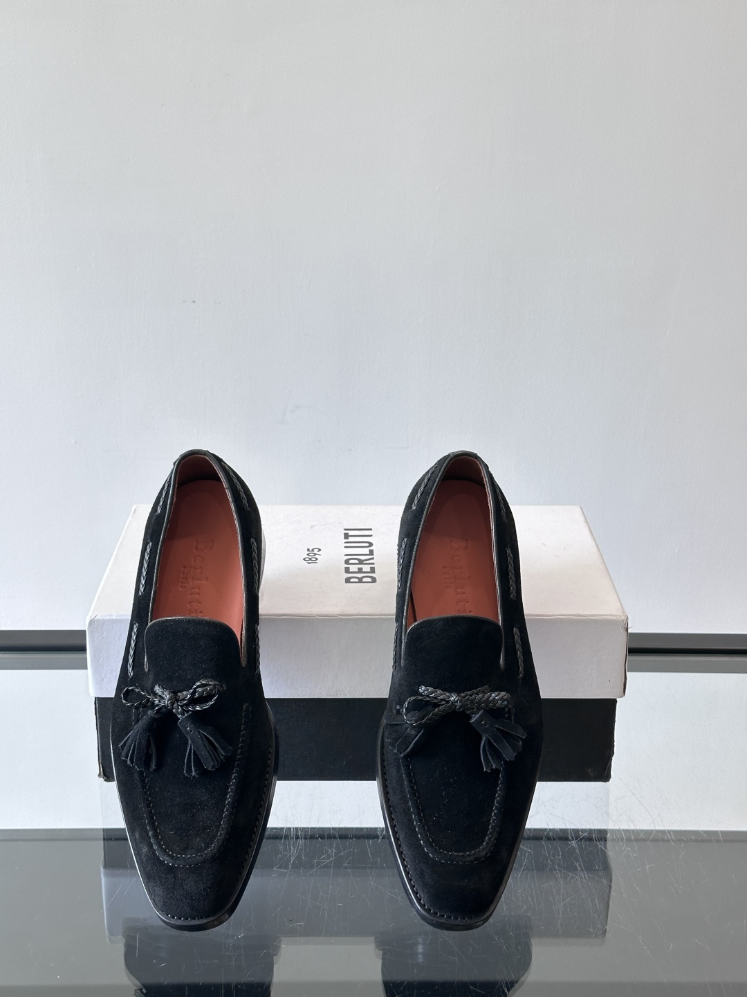 Berluti 2025这款皮鞋采用意大利传统制鞋工艺，棕色的皮面透露出一种沉稳而不失活力的气息。流苏的