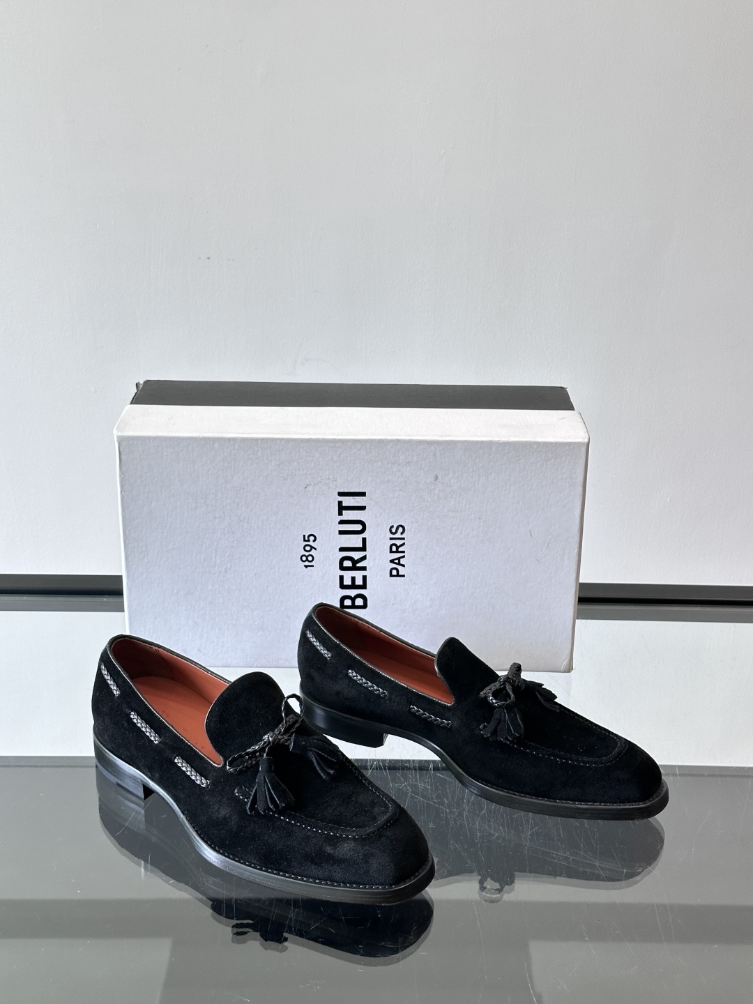 Berluti 2025这款皮鞋采用意大利传统制鞋工艺，棕色的皮面透露出一种沉稳而不失活力的气息。流苏的