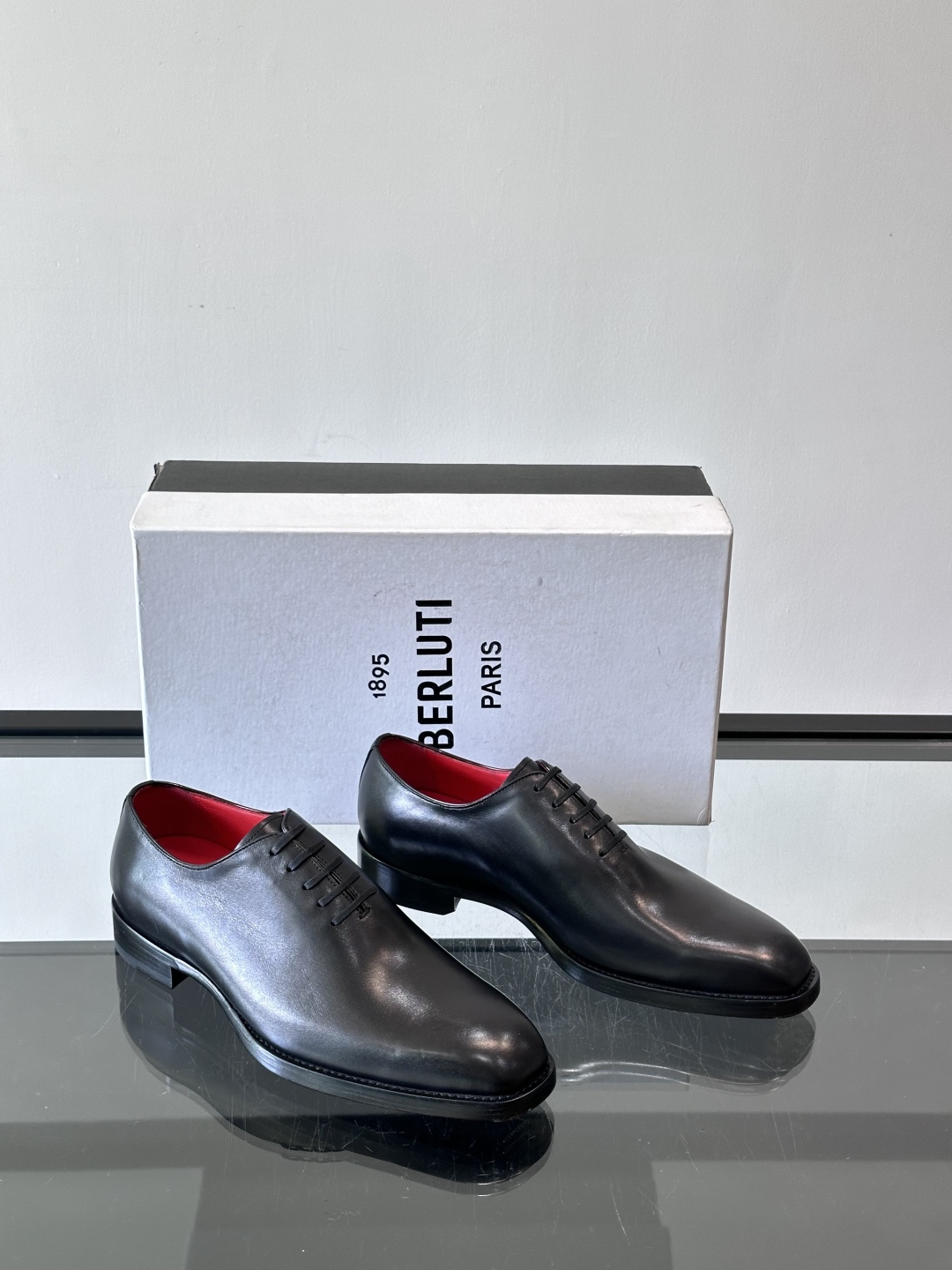 Berluti 2025一片式牛津皮鞋精简通勤全素面一片式牛津鞋，视觉上简洁大气凸气场，给足双脚轻奢舒适