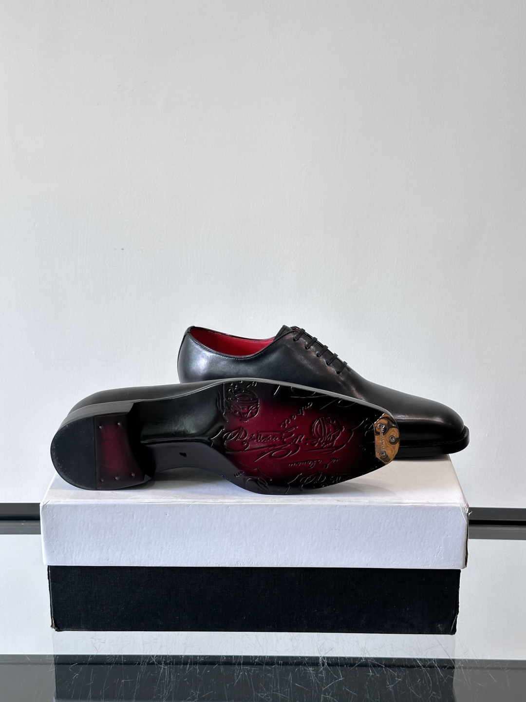 Berluti 2025一片式牛津皮鞋精简通勤全素面一片式牛津鞋，视觉上简洁大气凸气场，给足双脚轻奢舒适