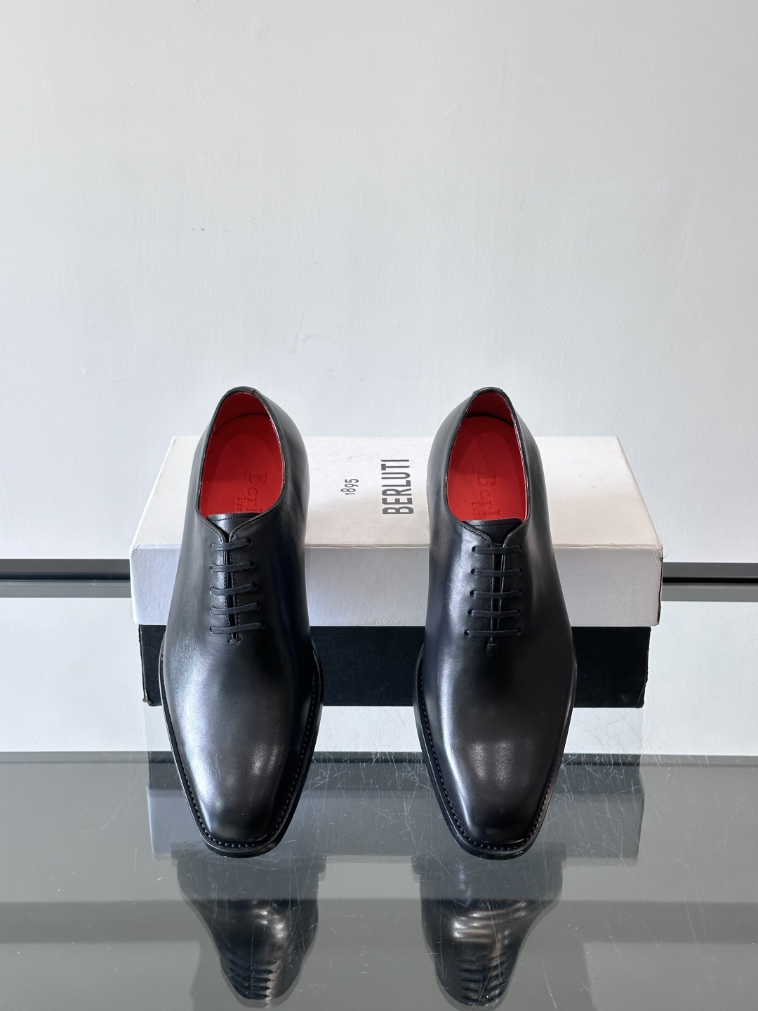 Berluti 2025一片式牛津皮鞋精简通勤全素面一片式牛津鞋，视觉上简洁大气凸气场，给足双脚轻奢舒适