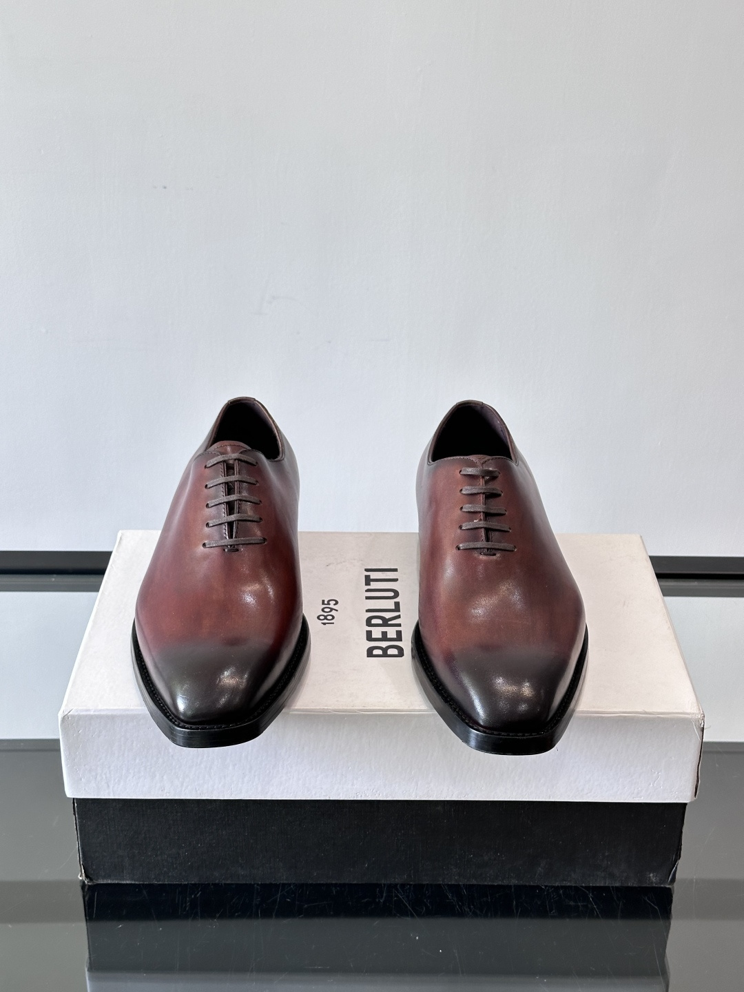 Berluti 2025一片式牛津皮鞋精简通勤全素面一片式牛津鞋，视觉上简洁大气凸气场，给足双脚轻奢舒适