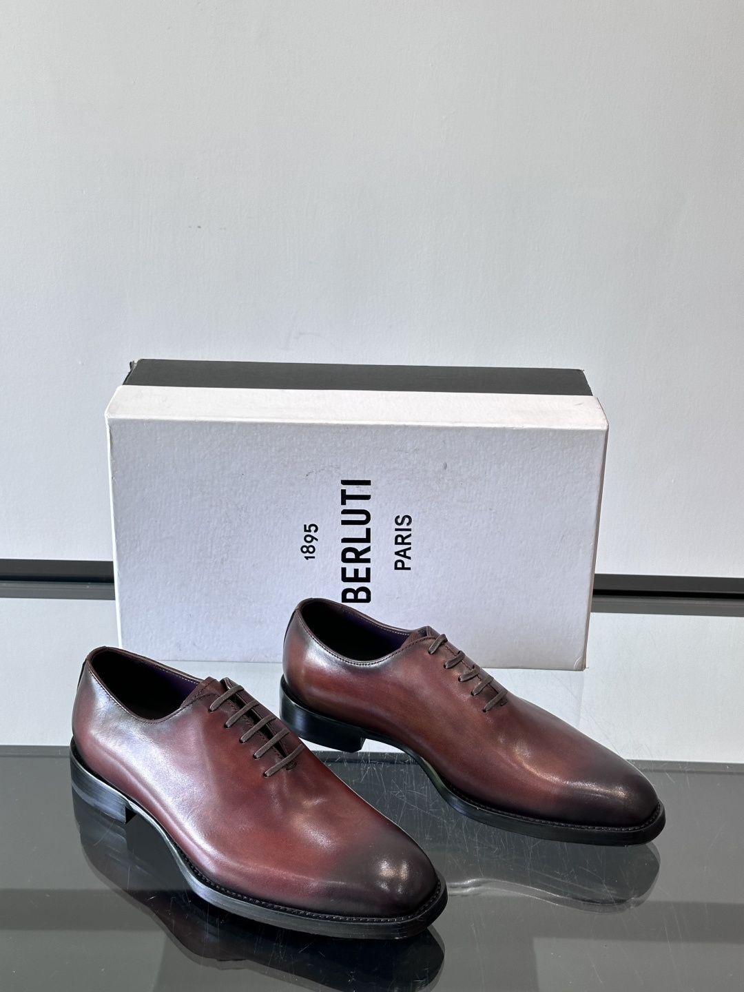 Berluti 2025一片式牛津皮鞋精简通勤全素面一片式牛津鞋，视觉上简洁大气凸气场，给足双脚轻奢舒适