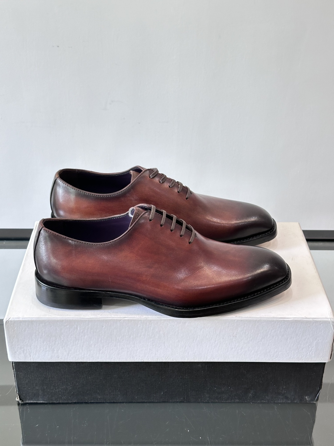 NO:552911,Berluti 2025 one-piece Oxford leather shoes are streamlined for commuting and are all plain one-piece Oxford shoes. They are visually simple and grand, giving your feet a sense of luxury and comfort. The top-grade leather texture is invincible, delicate, soft and ultra-durable, and has a taste as you wear it. The lines are as sharp as a blade, and the diamond cutting design is inspired by the design. It will make you turn heads when you go out on the street. , size39-44 (37.38.45.46 customized, non-refundable), Berluti  Bruti19860909Berluti 2025一片式牛津皮鞋精简通勤全素面一片式牛津鞋,视觉上简洁大气凸气场,给足双脚轻奢舒适感顶级皮革质感无敌,细腻柔软还超耐用,越穿越有味道.那线条跟刀锋一样凌厉,钻石的切割设计灵感,设计感拉满,出街直接赚足回头率. ,size39-44（37.38.45.46定制不退换）,Berluti 布鲁提,Men's shoes