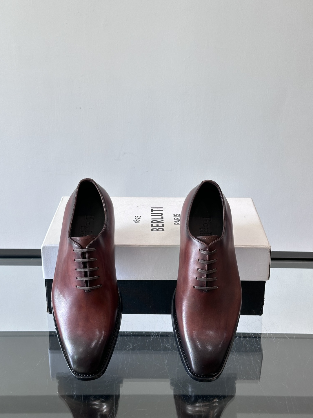Berluti 2025一片式牛津皮鞋精简通勤全素面一片式牛津鞋，视觉上简洁大气凸气场，给足双脚轻奢舒适